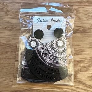 Black and White Fashion Jewelry Earrings